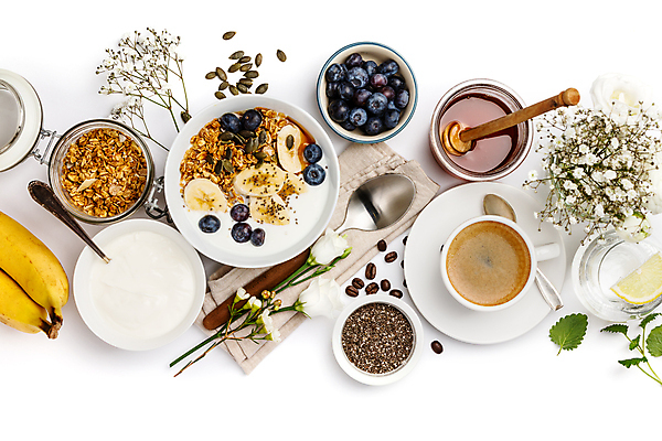 포토 JPG 해외이미지 꽃 커피 유리병 곡류 바나나 실내 사람없음 하이앵글 숟가락 원두 커피잔 시리얼 레몬 컵받침 흰배경 블루베리 꿀 요거트 허니디퍼 그래놀라 해외202004 해외포토 식물 음료 음식 뷰포인트 백그라운드 과일 병_용기 잔 유제품 수저 내부 흰색 도구 받침대 파일형식