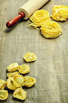 포토 JPG 해외이미지 식재료 실내 사람없음 준비 나무바닥 반죽밀대 파스타면 탈리아텔레 토르텔리니 해외202004 해외포토 바닥 파스타 내부 면류 밀대 파일형식