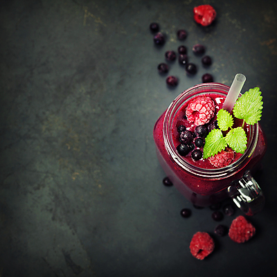 포토 JPG 해외이미지 음료 검은배경 잔 실내 사람없음 베리스무디 스무디 해외202004 해외포토 식기 백그라운드 내부 검은색 파일형식