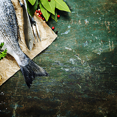 포토 JPG 해외이미지 종이 포크 실내 어류 요리 사람없음 하이앵글 나이프 레몬 해산물 후추 월계수 카피스페이스 해외포토 식기 뷰포인트 과일 내부 수중동물 공백 칼 향신료 파일형식