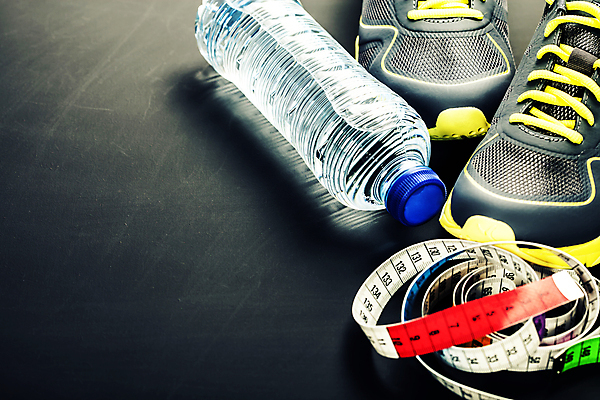 포토 JPG 해외이미지 운동화 다이어트 검은배경 줄자 사람없음 물병 오브젝트 해외202004 해외포토 백그라운드 신발 자 건강 검은색 물통 파일형식