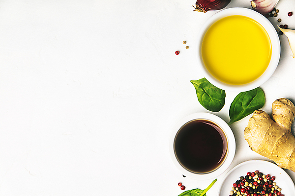 포토 JPG 해외이미지 그릇 마늘 사람없음 하이앵글 올리브오일 흰배경 종지 후추 생강 바질 카피스페이스 해외202004 해외포토 식기 뷰포인트 백그라운드 채소 공백 흰색 기름_음식 향신료 파일형식