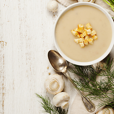 포토 JPG 해외이미지 그릇 실내 사람없음 숟가락 수프 나무바닥 양송이 야채수프 크루통 크림스프 카피스페이스 해외202004 해외포토 식기 빵 바닥 수저 내부 버섯 공백 파일형식