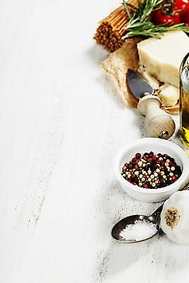 포토 JPG 해외이미지 그릇 토마토 치즈 마늘 스파게티 사람없음 숟가락 흰배경 소금 로즈메리 치즈나이프 해외202004 해외포토 식기 백그라운드 채소 유제품 파스타 수저 흰색 나이프 허브 파일형식