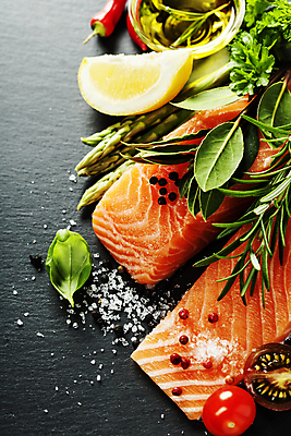 포토 JPG 해외이미지 토마토 채소 실내 근접촬영 사람없음 하이앵글 레몬 날것 소금 연어 후추 바질 로즈메리 연어요리 연어회 플랫레이 해외202004 해외포토 음식 뷰포인트 과일 어류 내부 생선회 플랫 허브 향신료 파일형식