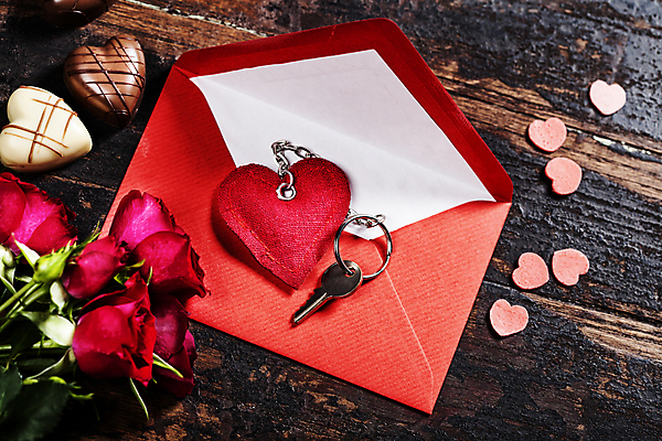 포토 JPG 해외이미지 열쇠 편지봉투 실내 발렌타인데이 사랑 사람없음 장미 하트 오브젝트 나무바닥 키링 해외202004 해외포토 모양 꽃 감정 데이이벤트 봉투 바닥 내부 편지 파일형식