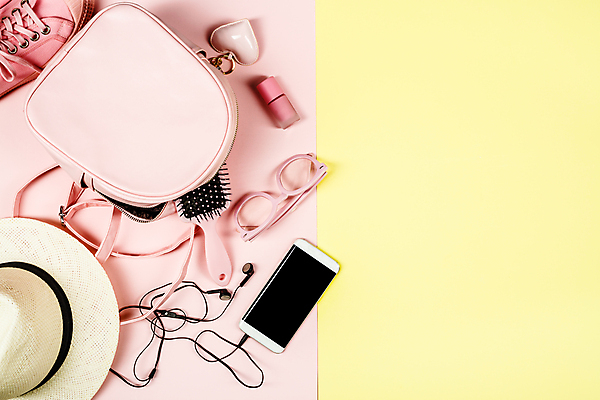 포토 JPG 해외이미지 안경 이어폰 실내 사람없음 스마트폰 유행 핸드백 머리빗 노란배경 틴트 파스텔톤 분홍색배경 해외202004 해외포토 잡화 분홍색 컬러 음향기기 백그라운드 가방 내부 핸드폰 스마트기기 노란색 화장품 미용용품 파일형식