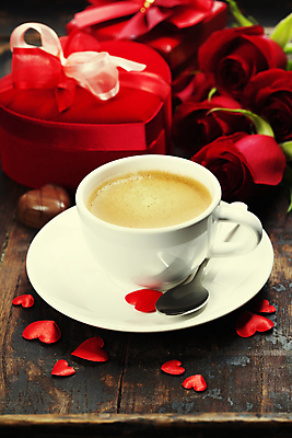 포토 JPG 해외이미지 실내 발렌타인데이 사랑 사람없음 선물상자 장미 숟가락 커피잔 오브젝트 하트상자 나무탁자 해외202004 해외포토 꽃 감정 커피 데이이벤트 탁자 잔 수저 선물 내부 상자 파일형식