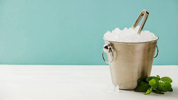 포토 JPG 해외이미지 실내 집게 사람없음 얼음 칵테일 민트 얼음통 카피스페이스 민트색배경 해외202004 해외포토 자연요소 백그라운드 주류 내부 공백 허브 민트색 파일형식