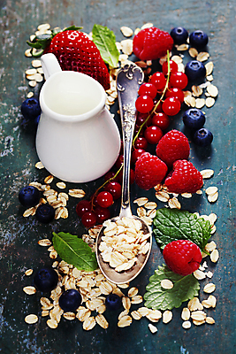 포토 JPG 해외이미지 딸기 실내 사람없음 숟가락 우유 허브 블루베리 나무바닥 산딸기 건강식 오트밀 크랜베리 슈퍼푸드 귀리 해외202004 해외포토 식물 열매 음식 과일 유제품 곡류 바닥 수저 내부 건강식품 파일형식