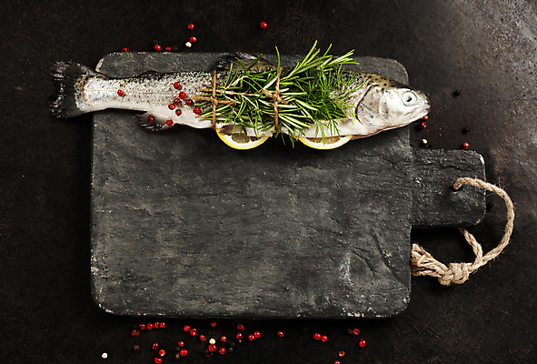 포토 JPG 해외이미지 검은배경 도마 실내 어류 사람없음 하이앵글 묶기 레몬 해산물 후추 노끈 로즈메리 무지개송어 해외202004 해외포토 줄 뷰포인트 백그라운드 과일 모션 주방용품 내부 검은색 수중동물 허브 향신료 송어 파일형식