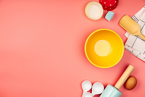 포토 JPG 해외이미지 그릇 실내 사람없음 하이앵글 계란 준비 홈베이킹 제빵 계량스푼 머핀틀 반죽밀대 스쿱 카피스페이스 분홍색배경 해외202004 해외포토 식기 뷰포인트 분홍색 백그라운드 주방용품 내부 제과제빵 알 공백 밀대 파일형식