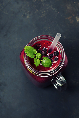 포토 JPG 해외이미지 음료 검은배경 잔 실내 사람없음 베리스무디 스무디 해외202004 해외포토 식기 백그라운드 내부 검은색 파일형식