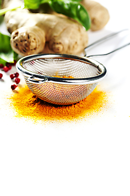 포토 JPG 해외이미지 잎 식재료 사람없음 채망 향신료 흰배경 생강 해외202004 해외포토 식물 백그라운드 채소 주방용품 흰색 향미료 파일형식