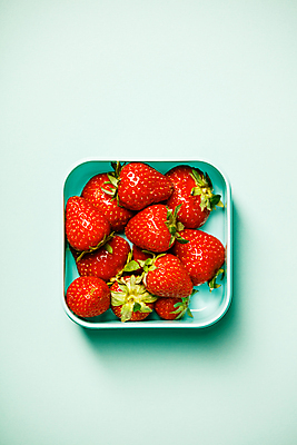 포토 JPG 해외이미지 접시 딸기 실내 사람없음 하이앵글 담기 파란배경 해외202004 해외포토 식기 뷰포인트 백그라운드 과일 모션 내부 파란색 파일형식