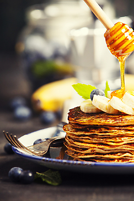 포토 JPG 해외이미지 접시 포크 바나나 실내 사람없음 아웃포커스 흐름 달콤 블루베리 슬라이스 꿀 허니디퍼 크레이프 해외202004 해외포토 식기 컨셉 과일 디저트 촬영기법 내부 도구 맛 파일형식