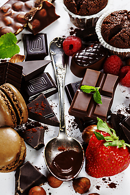 포토 JPG 해외이미지 딸기 실내 사람없음 초콜릿 숟가락 달콤 컵케이크 민트 가득함 흰배경 산딸기 마카롱 초코맛 헤이즐넛 해외202004 해외포토 백그라운드 과일 디저트 수저 내부 케이크 견과류 흰색 맛 허브 파일형식