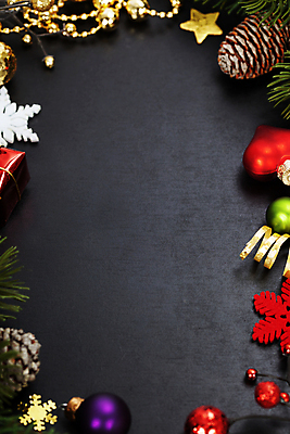 포토 JPG 해외이미지 리본 크리스마스장식 크리스마스 크리스마스용품 검은배경 프레임 눈꽃 실내 사람없음 눈송이 솔방울 오너먼트 카피스페이스 크리스마스배경 해외202004 해외포토 기념일 백그라운드 눈_날씨 내부 검은색 공백 용품 파일형식