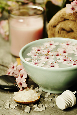 포토 JPG 해외이미지 그릇 실내 사람없음 아웃포커스 물 수건 벚꽃 스파용품 향초 아로마테라피 스톤 입욕소금 해외202004 해외포토 자연요소 식기 꽃 초 촬영기법 내부 위생용품 스파 미용용품 오브젝트 소금 테라피 파일형식