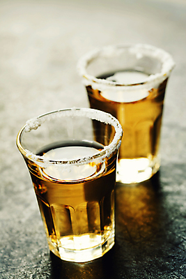 포토 JPG 해외이미지 술잔 회색배경 실내 사람없음 아웃포커스 칵테일 소금 두잔 멕시코음식 전통주 테킬라 해외202004 해외포토 백그라운드 2 잔 주류 서양음식 촬영기법 내부 회색 파일형식