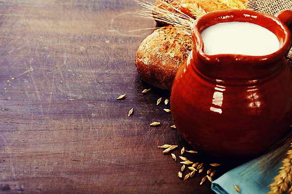 포토 JPG 해외이미지 빵 건강 사람없음 우유 항아리 우유병 병 밀 천 유기농 나무탁자 칼슘 카피스페이스 해외202004 해외포토 식기 웰빙 음식 탁자 병_용기 유제품 곡류 공백 직물 도자기 파일형식