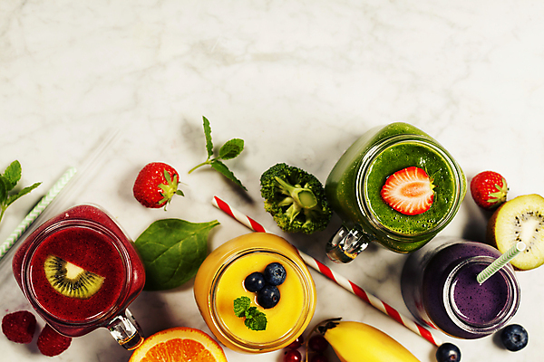 포토 JPG 해외이미지 음료 딸기 잔 실내 키위 빨대 사람없음 야채주스 흰배경 블루베리 스무디 야채음료 바나나스무디 딸기스무디 해외202004 해외포토 식기 백그라운드 과일 내부 주스 흰색 파일형식