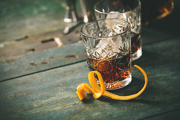 포토 JPG 해외이미지 실내 사람없음 얼음 칵테일 나무바닥 양주잔 버번 위스키 오렌지껍질 해외202004 해외포토 자연요소 술잔 오렌지 바닥 주류 내부 껍질 양주 파일형식