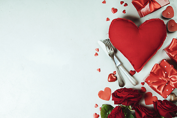 포토 JPG 해외이미지 리본 포크 초 회색배경 실내 발렌타인데이 사랑 사람없음 선물상자 장미 하트 나이프 오브젝트 카피스페이스 해외202004 해외포토 모양 식기 꽃 감정 백그라운드 데이이벤트 선물 내부 상자 공백 회색 칼 파일형식