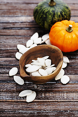 포토 JPG 해외이미지 호박 실내 사람없음 농작물 가을 담기 나무바닥 나무그릇 호박씨 해외202004 해외포토 그릇 계절 농업 채소 모션 바닥 씨앗 내부 목재 파일형식