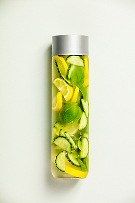 포토 JPG 해외이미지 음료 회색배경 오이 실내 사람없음 레몬 물병 바질 디톡스 해외202004 해외포토 백그라운드 채소 과일 건강 내부 회색 물통 파일형식