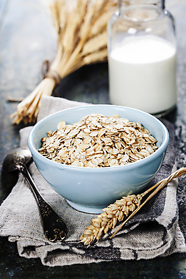 포토 JPG 해외이미지 그릇 검은배경 실내 사람없음 숟가락 우유 식탁보 우유병 건강식 오트밀 슈퍼푸드 귀리 해외202004 해외포토 식기 음식 백그라운드 병_용기 유제품 곡류 수저 내부 검은색 건강식품 파일형식