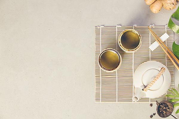 포토 JPG 해외이미지 실내 사람없음 하이앵글 도자기 찻잔 찻주전자 찻잎 나무젓가락 나무발 베이지색배경 해외202004 차거름망 해외포토 뷰포인트 백그라운드 젓가락 주전자 잔 내부 차_음료 베이지색 파일형식