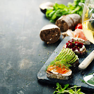 포토 JPG 해외이미지 빵 검은배경 실내 사람없음 이탈리아음식 애피타이저 화이트와인 연어 아보카도 돌판 브루스케타 비트 카피스페이스 해외202004 해외포토 음식 백그라운드 채소 과일 서양음식 어류 내부 와인 검은색 공백 돌_바위 파일형식