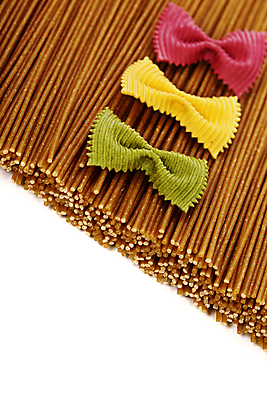 포토 해외이미지 실내 사람없음 장식 흰배경 일렬 파르팔레 파스타면 카피스페이스 통밀 해외202004 해외포토 백그라운드 파스타 내부 공백 흰색 면류 밀 파일형식