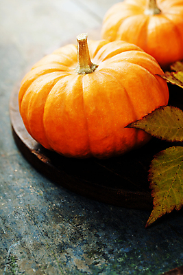 포토 JPG 해외이미지 낙엽 호박 실내 사람없음 농작물 가을 나무바닥 나무도마 해외202004 해외포토 계절 잎 농업 채소 바닥 도마 내부 목재 파일형식