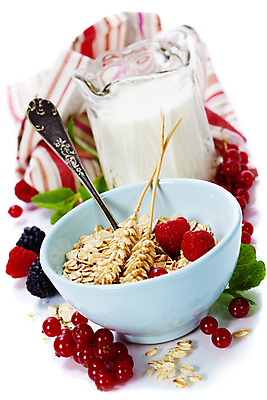 포토 JPG 해외이미지 실내 사람없음 숟가락 우유 식탁보 우유병 허브 흰배경 산딸기 블랙베리 건강식 오트밀 크랜베리 슈퍼푸드 귀리 해외202004 해외포토 식물 열매 음식 백그라운드 과일 병_용기 유제품 곡류 수저 내부 흰색 건강식품 파일형식