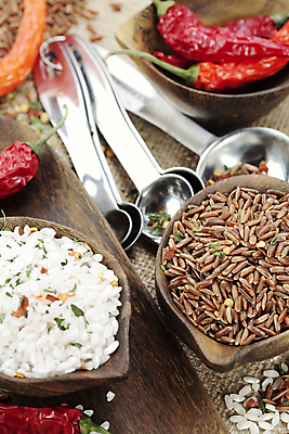 포토 JPG 해외이미지 밥 실내 종류 근접촬영 사람없음 벼 담기 홍고추 계량스푼 나무그릇 해외202004 해외포토 그릇 음식 뷰포인트 모션 고추 주방용품 곡류 내부 목재 파일형식