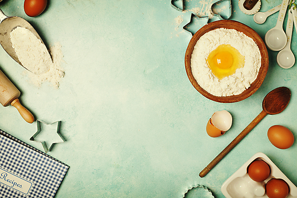 포토 JPG 해외이미지 사람없음 하이앵글 계란 숟가락 하트 계란껍데기 파란배경 밀가루 밀대 레시피 계량스푼 나무숟가락 계란판 나무그릇 별모형 스쿱 요리책 카피스페이스 해외202004 해외포토 모양 그릇 별 뷰포인트 백그라운드 주방용품 수저 목재 책 파란색 모형 알 공백 가루 파일형식