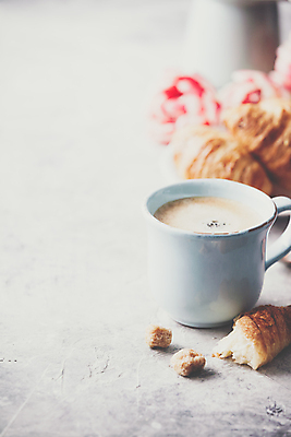 포토 JPG 해외이미지 커피 디저트 실내 사람없음 아웃포커스 커피잔 크루아상 흰배경 반쪽 카피스페이스 해외202004 해외포토 음료 음식 빵 백그라운드 잔 촬영기법 내부 공백 흰색 파일형식