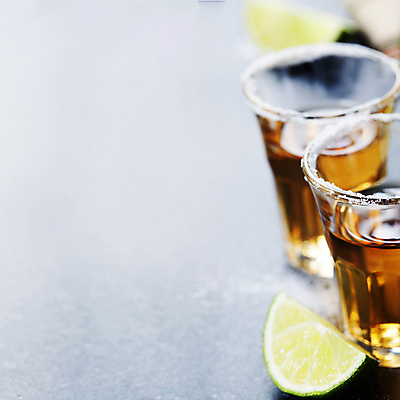포토 JPG 해외이미지 술잔 회색배경 실내 사람없음 아웃포커스 칵테일 소금 라임 멕시코음식 전통주 테킬라 카피스페이스 해외202004 해외포토 백그라운드 과일 잔 주류 서양음식 촬영기법 내부 공백 회색 파일형식