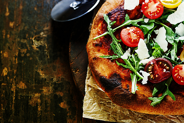 포토 JPG 해외이미지 방울토마토 피자 실내 사람없음 이탈리아음식 나무바닥 루꼴라 카피스페이스 해외202004 해외포토 토마토 채소 바닥 패스트푸드 서양음식 내부 공백 파일형식