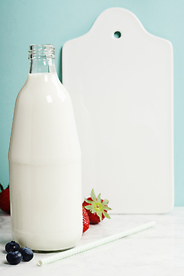 포토 JPG 해외이미지 딸기 유리병 도마 도마_주방용품 건강 빨대 사람없음 우유 우유병 유기농 파란배경 블루베리 칼슘 해외202004 해외포토 웰빙 백그라운드 과일 주방용품 병_용기 유제품 파란색 파일형식