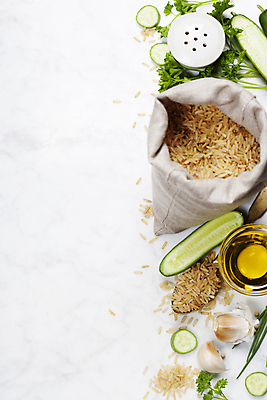 포토 JPG 해외이미지 오이 실내 파슬리 마늘 사람없음 하이앵글 올리브오일 흰배경 담기 자루 소금통 현미 카피스페이스 해외202004 해외포토 뷰포인트 백그라운드 채소 모션 곡류 내부 공백 흰색 기름_음식 파일형식