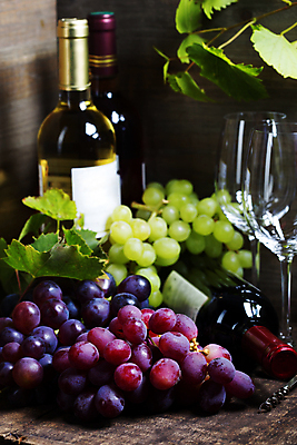 포토 JPG 해외이미지 와인잔 포도 사람없음 와인 와인병 나무바닥 와인오프너 포도잎 카피스페이스 해외202004 해외포토 잎 술잔 과일 병_용기 바닥 주류 공백 병따개 파일형식