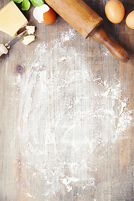 포토 JPG 해외이미지 치즈 실내 사람없음 하이앵글 계란 준비 나무바닥 밀가루 홈베이킹 제빵 반죽밀대 해외202004 해외포토 뷰포인트 유제품 바닥 내부 제과제빵 알 가루 밀대 파일형식