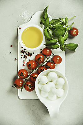 포토 JPG 해외이미지 그릇 방울토마토 도마 도마_주방용품 실내 사람없음 올리브오일 흰배경 바질 모짜렐라치즈 통후추 해외202004 해외포토 식기 백그라운드 토마토 주방용품 치즈 내부 흰색 기름_음식 후추 파일형식