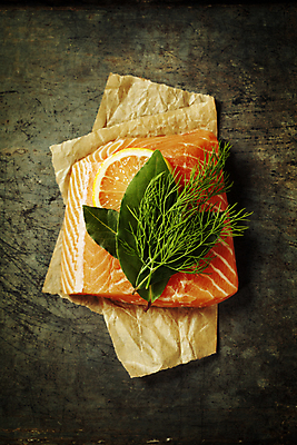 포토 JPG 해외이미지 종이 실내 사람없음 하이앵글 레몬 허브 날것 연어 로즈메리 연어요리 연어회 해외202004 해외포토 식물 음식 뷰포인트 과일 어류 내부 생선회 파일형식