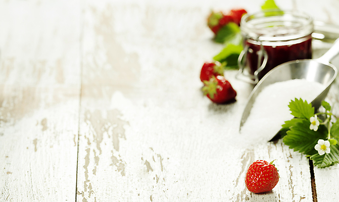 포토 JPG 해외이미지 꽃 딸기 유리병 디저트 사람없음 아웃포커스 설탕 흰배경 유기농 딸기잼 스쿱 카피스페이스 해외202004 해외포토 식물 웰빙 음식 백그라운드 과일 병_용기 촬영기법 공백 흰색 잼 파일형식