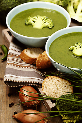 포토 JPG 해외이미지 그릇 실내 사람없음 식탁보 수프 바게트 브로콜리 나무바닥 나무쟁반 야채수프 해외202004 해외포토 식기 빵 채소 바닥 쟁반 내부 목재 파일형식