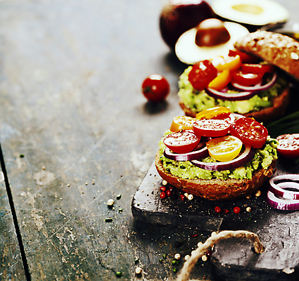 포토 JPG 해외이미지 빵 방울토마토 샌드위치 사람없음 나무바닥 아보카도 적양파 통후추 카피스페이스 해외202004 해외포토 음식 토마토 과일 양파 바닥 공백 후추 파일형식